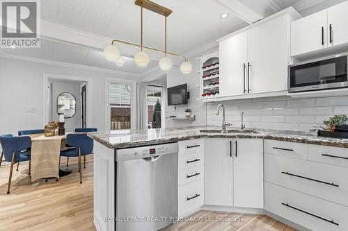 1161 Lockhart Road, Burlington, ON - Indoor Photo Showing Kitchen With Upgraded Kitchen