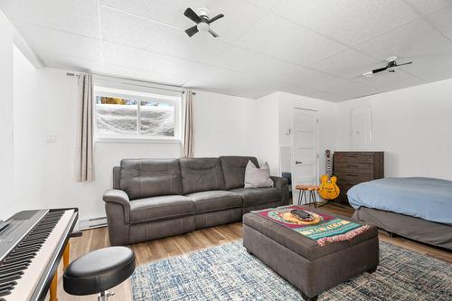 Salon - 7 Av. Du Parc, Gore, QC - Indoor Photo Showing Living Room