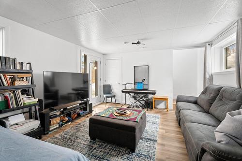 Salon - 7 Av. Du Parc, Gore, QC - Indoor Photo Showing Living Room