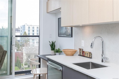 616-1115 Johnson St, Victoria, BC - Indoor Photo Showing Kitchen