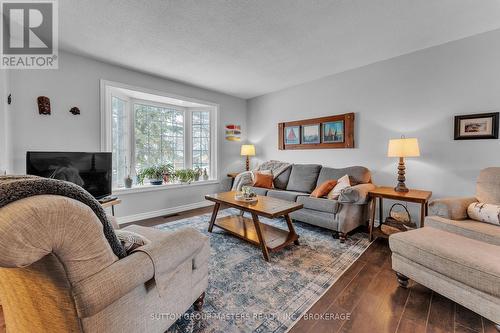 156 Pruyn Crescent, Loyalist (Bath), ON - Indoor Photo Showing Living Room