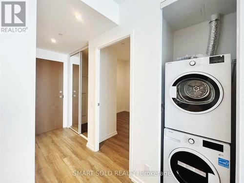 1807 - 1000 Portage Parkway, Vaughan, ON - Indoor Photo Showing Laundry Room