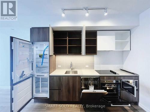 1807 - 1000 Portage Parkway, Vaughan, ON - Indoor Photo Showing Kitchen