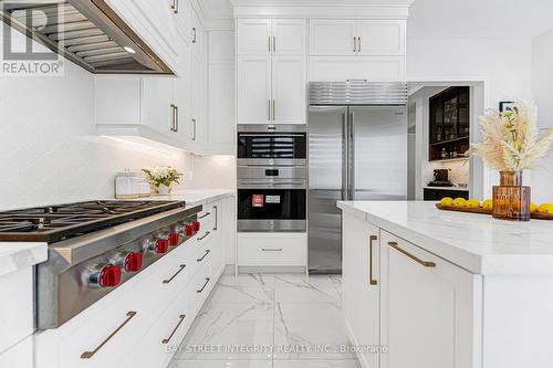 118 Milky Way Drive, Richmond Hill, ON - Indoor Photo Showing Kitchen With Upgraded Kitchen