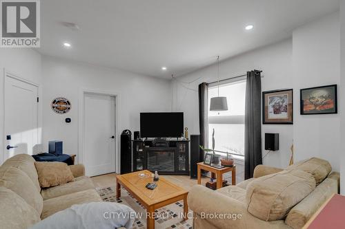 382 Beach Road, Hamilton, ON - Indoor Photo Showing Living Room