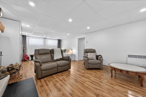 Salon - 1050 Rue Notre-Dame, Saint-Césaire, QC - Indoor