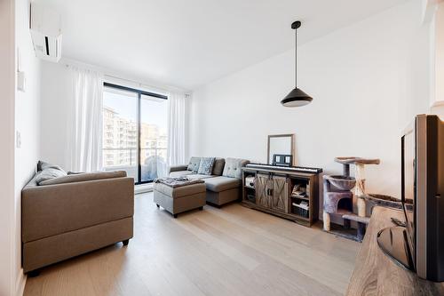 Living room - 407-7070 Boul. Newman, Montréal (Lasalle), QC - Indoor Photo Showing Living Room