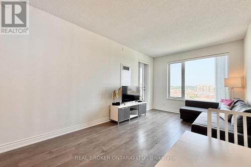 1018 - 325 South Park Road, Markham, ON - Indoor Photo Showing Living Room