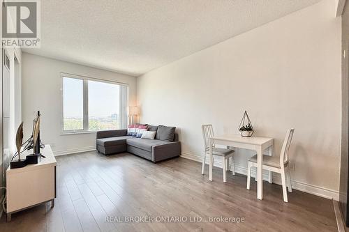 1018 - 325 South Park Road, Markham, ON - Indoor Photo Showing Living Room