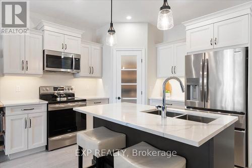 30 Raycroft Drive, Belleville (Thurlow Ward), ON - Indoor Photo Showing Kitchen With Double Sink With Upgraded Kitchen
