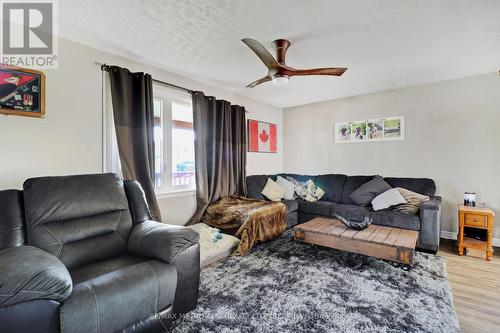 362-370 Baldwin Street, Renfrew, ON - Indoor Photo Showing Living Room