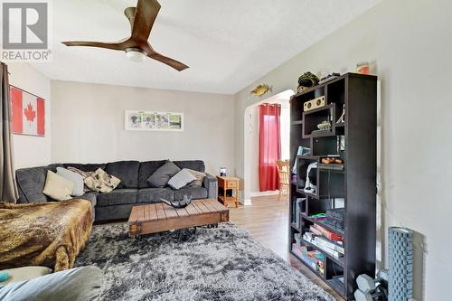 362-370 Baldwin Street, Renfrew, ON - Indoor Photo Showing Living Room