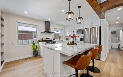 357 Rossland Road E, Oshawa, ON - Indoor Photo Showing Kitchen With Upgraded Kitchen