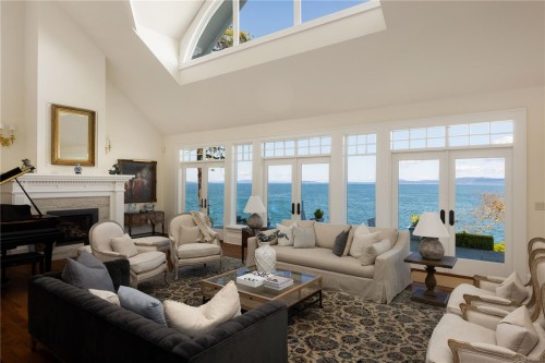 2600 Queenswood Dr, Saanich, BC 