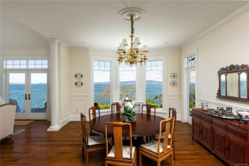 2600 Queenswood Dr, Saanich, BC 