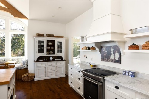 2600 Queenswood Dr, Saanich, BC 