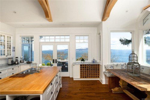 2600 Queenswood Dr, Saanich, BC 