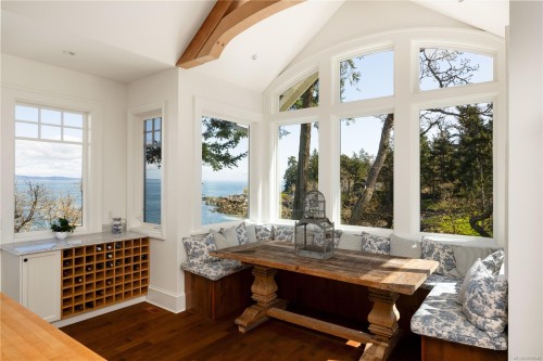 2600 Queenswood Dr, Saanich, BC 