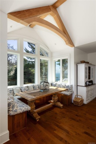 2600 Queenswood Dr, Saanich, BC 