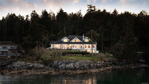 2600 Queenswood Dr, Saanich, BC 