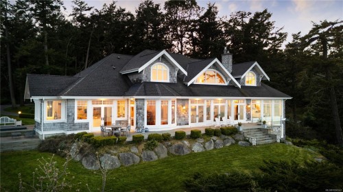 2600 Queenswood Dr, Saanich, BC 