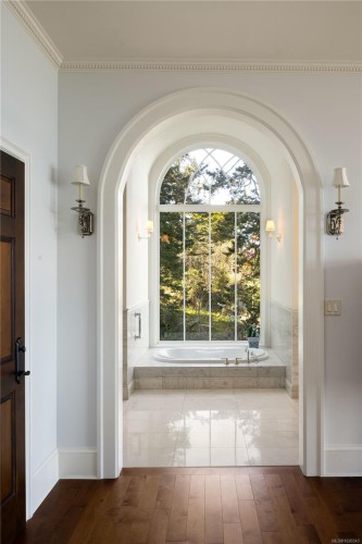 2600 Queenswood Dr, Saanich, BC 