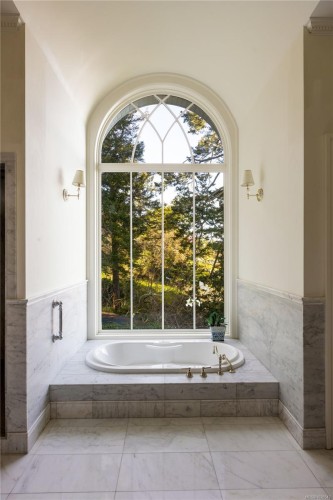 2600 Queenswood Dr, Saanich, BC 