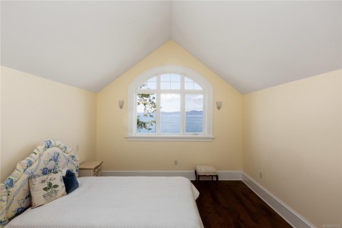 2600 Queenswood Dr, Saanich, BC 