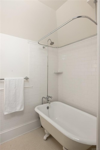 2600 Queenswood Dr, Saanich, BC 