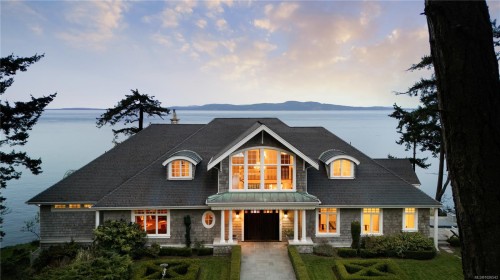 2600 Queenswood Dr, Saanich, BC 