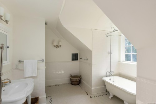 2600 Queenswood Dr, Saanich, BC 