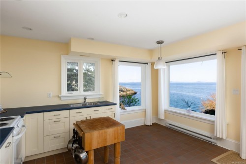 2600 Queenswood Dr, Saanich, BC 