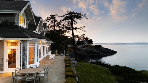 2600 Queenswood Dr, Saanich, BC 