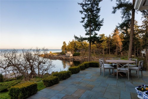 2600 Queenswood Dr, Saanich, BC 