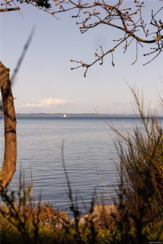 2600 Queenswood Dr, Saanich, BC 