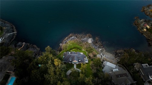 2600 Queenswood Dr, Saanich, BC 