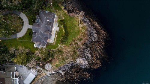 2600 Queenswood Dr, Saanich, BC 