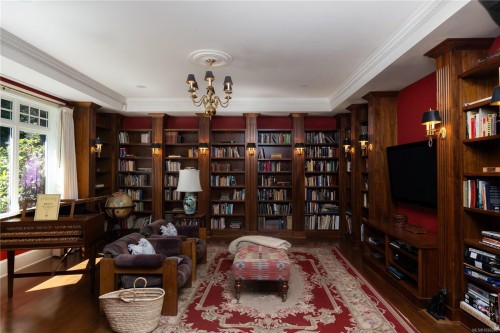 2600 Queenswood Dr, Saanich, BC 