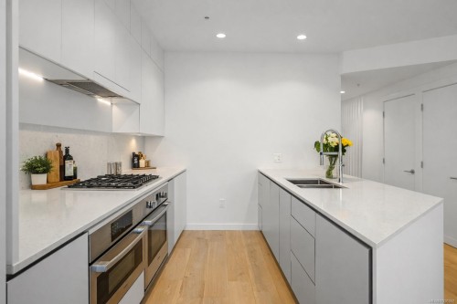 402-430 Parry St, Victoria, BC - Indoor Photo Showing Kitchen With Double Sink With Upgraded Kitchen