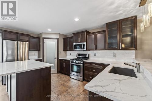 167 Tanoak Drive, London North (North E), ON - Indoor Photo Showing Kitchen With Upgraded Kitchen