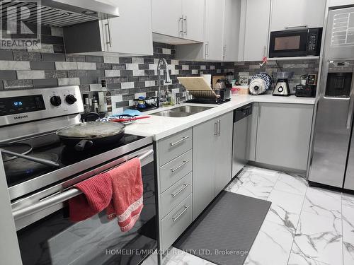 504 - 25 Fairview Road W, Mississauga, ON - Indoor Photo Showing Kitchen With Double Sink