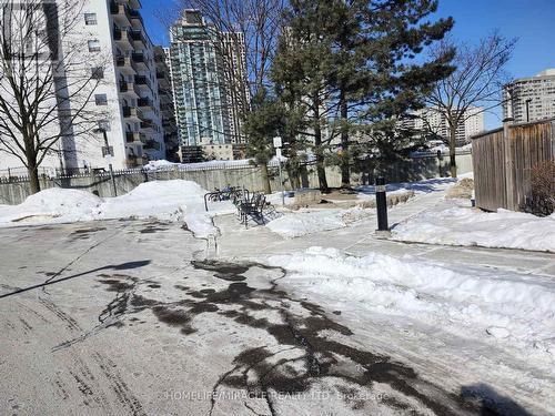 504 - 25 Fairview Road W, Mississauga, ON - Outdoor