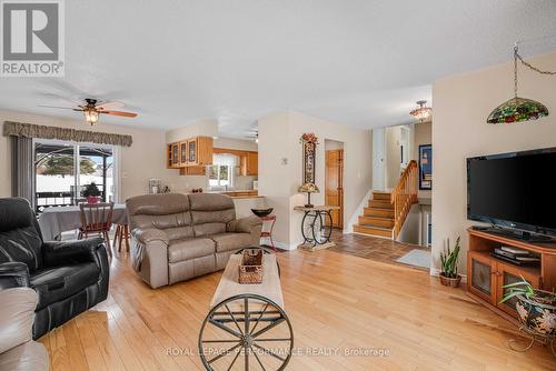 6575 Wendy Street, South Glengarry, ON - Indoor Photo Showing Living Room