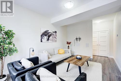 996 - 996 West Village Square, London North, ON - Indoor Photo Showing Living Room