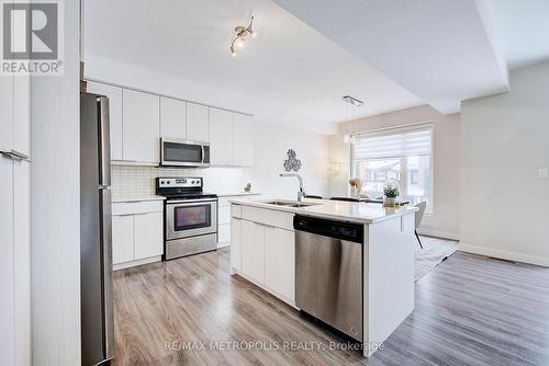 996 - 996 West Village Square, London North, ON - Indoor Photo Showing Kitchen With Double Sink