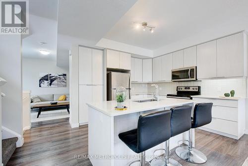 996 - 996 West Village Square, London North, ON - Indoor Photo Showing Kitchen With Double Sink