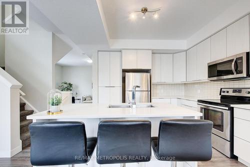996 - 996 West Village Square, London North, ON - Indoor Photo Showing Kitchen With Double Sink