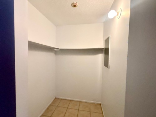 Storage - 105-600 Boul. De La Côte-Vertu, Montréal (Saint-Laurent), QC - Indoor