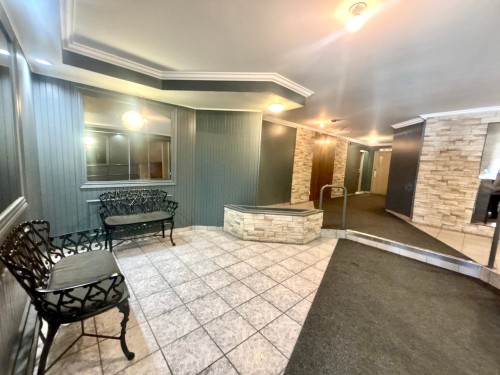 Mud Room - 105-600 Boul. De La Côte-Vertu, Montréal (Saint-Laurent), QC - Indoor Photo Showing Other Room