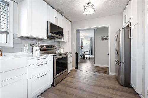 22 Canna Blvd, Winnipeg, MB 